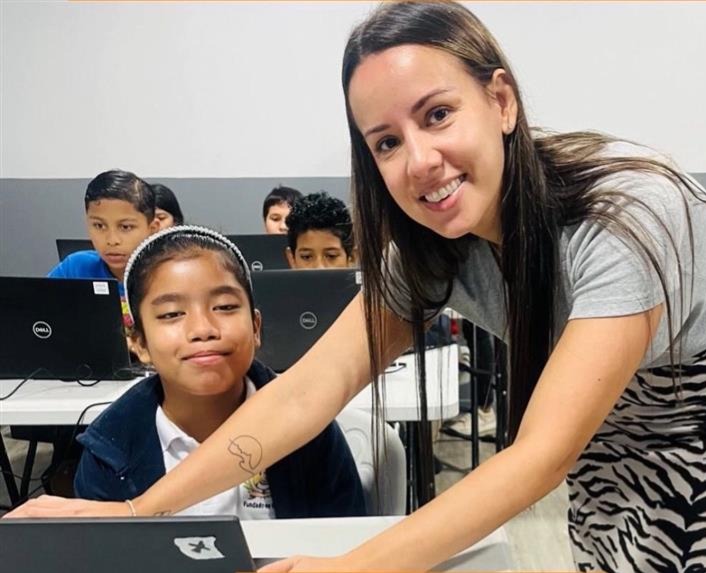 Mentora acompañando estudiante